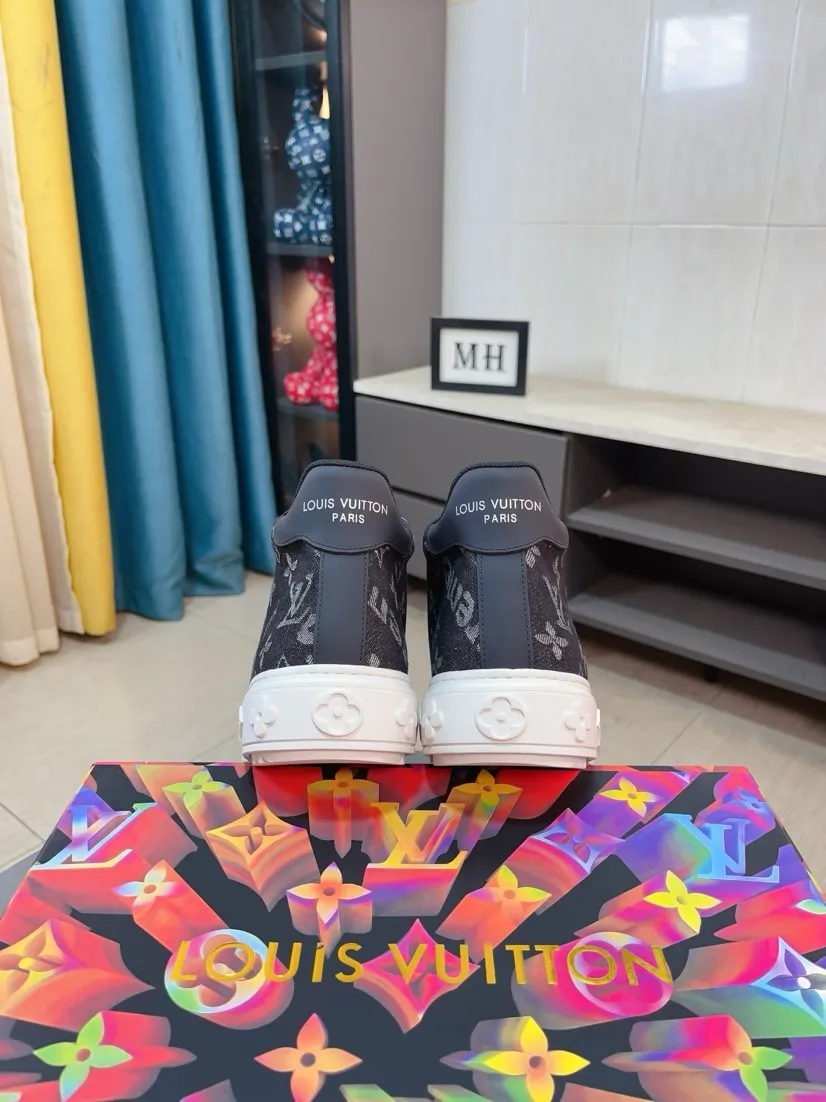 Men's shoes 💰560🌹🌹【LV】New men's high-top shoes, ‌global limited edition💯 shoes‌ are made of ‌original silk leather➕cowhide lining🐂top-grade workmanship! ‌Inner padding for feet: pure imported sheepskin lining, strappy sneakers, comfortable and breathable✅ luxurious and noble!! Men's shoe size: 38-44 💮